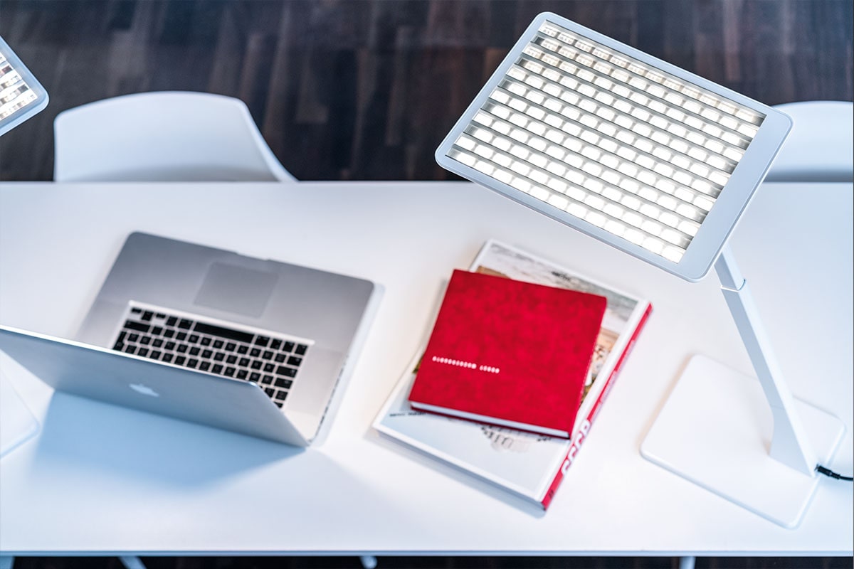 Trilux Bicult LED auf dem Schreibtisch