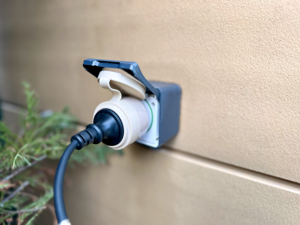 Shelly Plug & Play Outdoor Plug S Gen3 Zwischenstecker für draußen 12A Messfunktion WLAN Matter BT