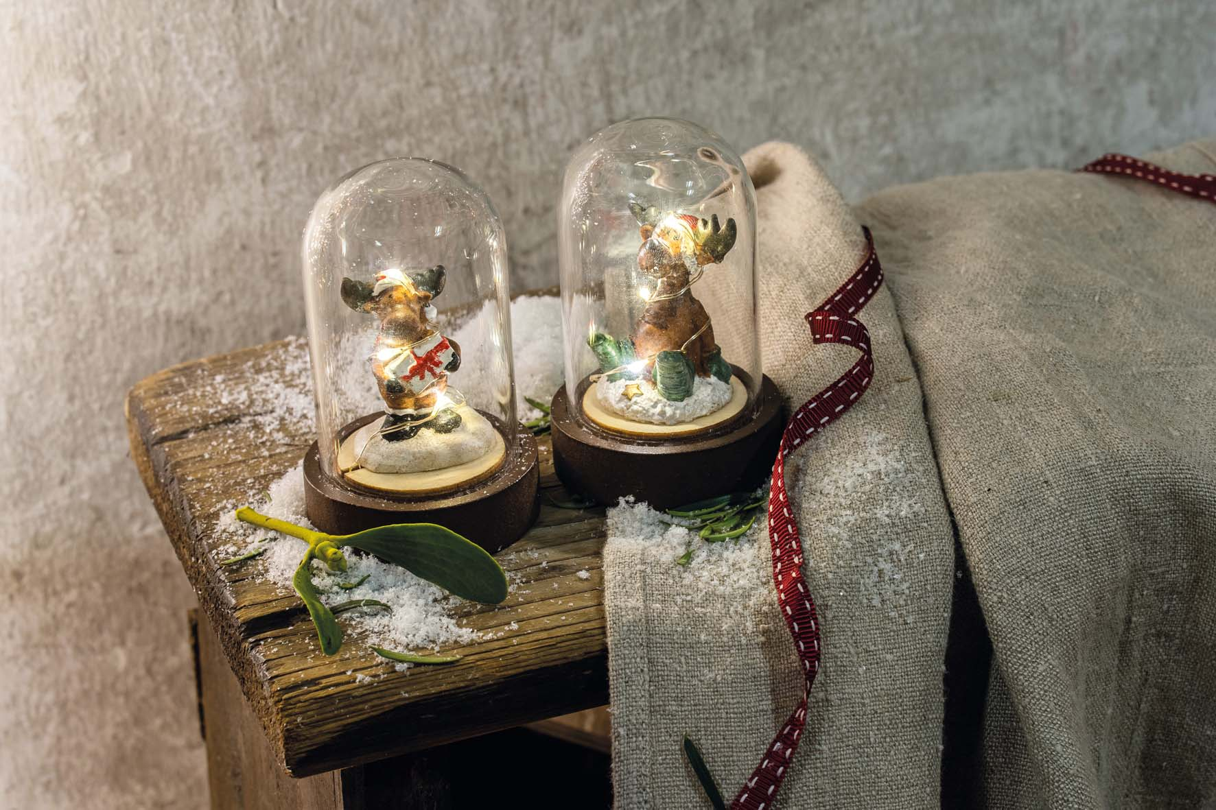 Hellum LED-Glasglocke mit Rentier stehend 524628